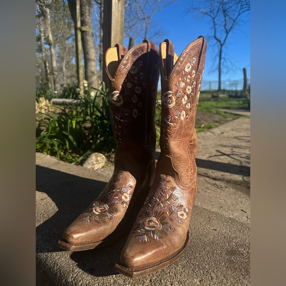 Embroidered, leather, Shyanne cowgirl boots 👢